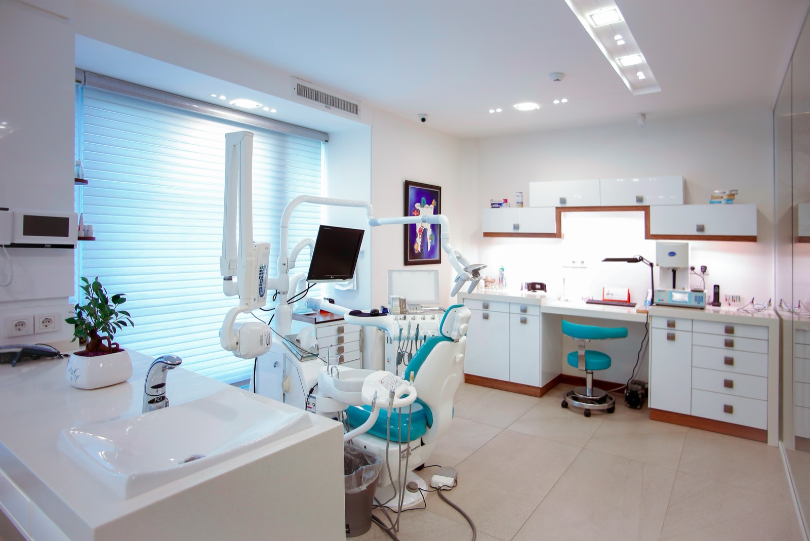 Bright, modern dental treatment room with high-end equipment